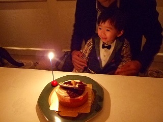 １歳の誕生日ケーキに大喜び